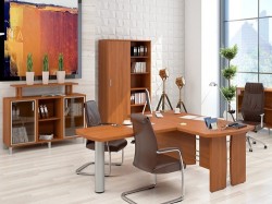 A vezetői iroda íróasztala